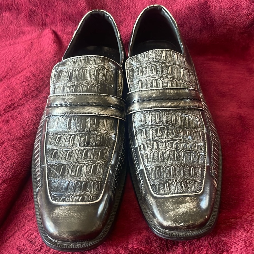 10 1/2 Leather crocodile style black& white !